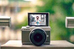كاميرا EOS 2000D DSLR بعدسة 18-55 مم بدقة 24.1 ميجابكسل للتصوير الاحترافي2. العنوان (Title):   شاشة LCD