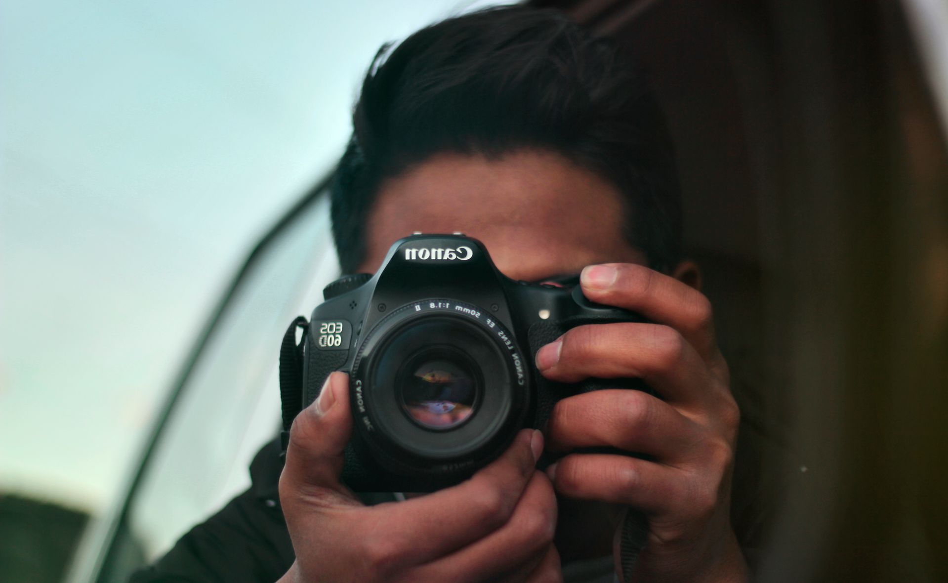 كاميرا EOS 2000D DSLR بعدسة 18-55 مم بدقة 24.1 ميجابكسل للتصوير الاحترافي